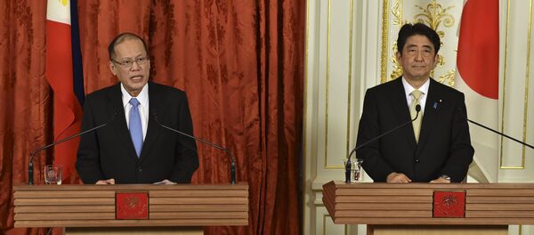 Benigno Aquino, presidente de Filipinas y Shinzo Abe, primer ministro de Japón - Sputnik Mundo