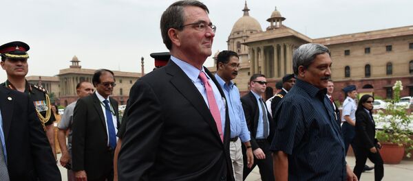 Secretario de Defensa de EEUU Ashton Carter y secretario de Defensa de India Manohar Parrikar - Sputnik Mundo