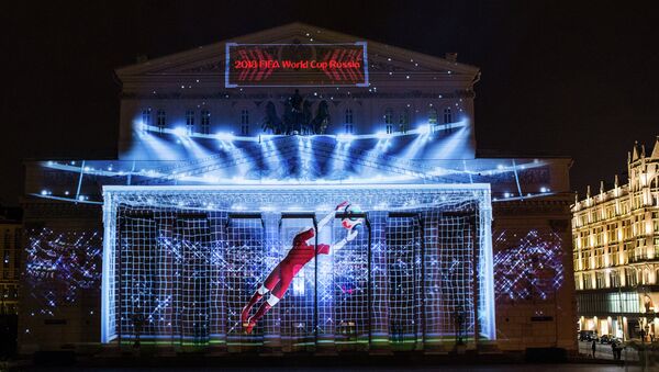 Logotipo oficial de la Copa Mundial 2018 en la fachada del Teatro Bolshoi de Moscú - Sputnik Mundo
