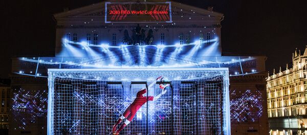 Logotipo oficial de la Copa Mundial 2018 en la fachada del Teatro Bolshoi de Moscú - Sputnik Mundo