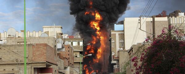 Humo del camión ardiendo en la ciudad de Taiz en Yemen, el 25 de mayo, 2015 - Sputnik Mundo