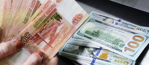 Rublos y dólares - Sputnik Mundo