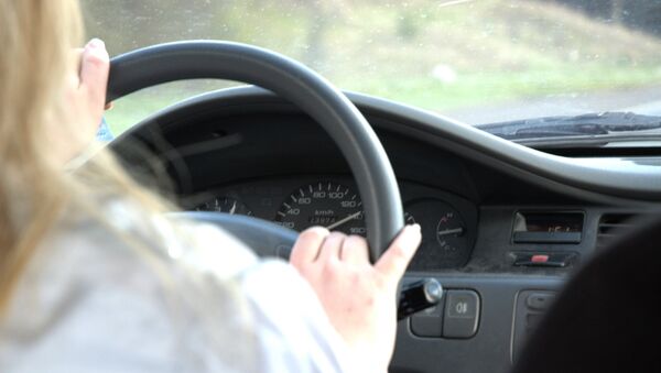 Mujer conduce un coche - Sputnik Mundo