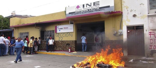 Una pila de la quema de material electoral cerca del Instituto Federal Electoral - Sputnik Mundo