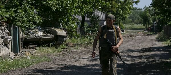 Miembro de las fuerzas armadas de Ucrania cerca de Marinka - Sputnik Mundo