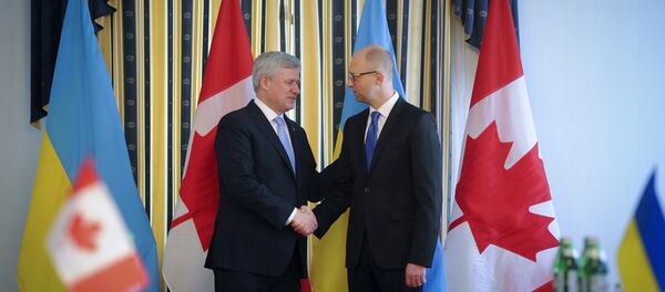 Primer ministro de Canada, Stephen Harper, y su homólogo ucraniano, Arseni Yatseniuk Primer ministro de Canada, Stephen Harper, y su homólogo ucraniano, Arseni Yatseniuk - Sputnik Mundo