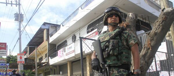 Un soldado cerca de la oficina del Insituto Nacional Electoral (INE) en Acapulco, estado de Guerrero - Sputnik Mundo