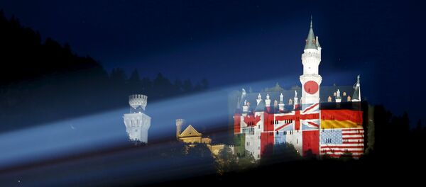 El castillo del sur de Baviera Neuschwanstein se ilumina con las banderas de los países participantes en la cumbre del G-7 - Sputnik Mundo