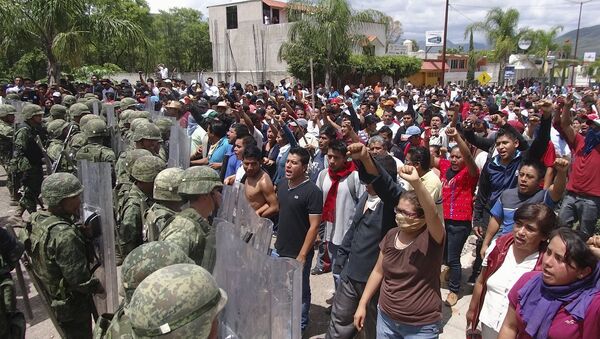 Situación cerca del Instituto Nacional Electoral en la ciudad Huajuapan de Leon - Sputnik Mundo