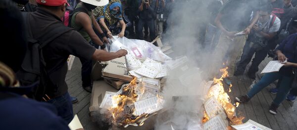 Activistas queman las papeletas y materiales electorales en Tixtla, en el estado de Guerrero - Sputnik Mundo