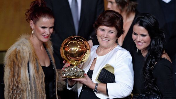 Madre de Cristiano Ronaldo, Dolores Aveiro (centro), con el Balón de Oro recibido por su hijo, 13 de enero de 2013 Madre de Cristiano Ronaldo, Dolores Aveiro (centro), con el Balón de Oro recibido por su hijo, 13 de enero de 2013 - Sputnik Mundo