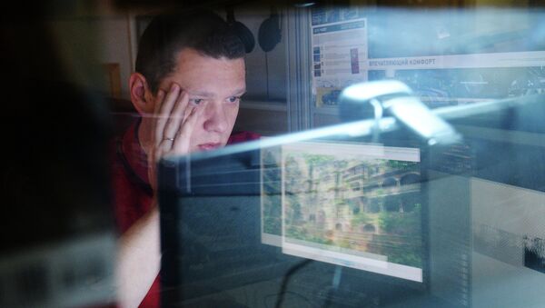 Un hombre con un computadora (archivo) Un hombre con un computadora (archivo) - Sputnik Mundo