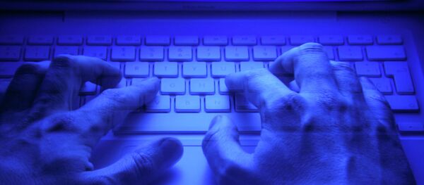 Un hombre escribe en teclado - Sputnik Mundo