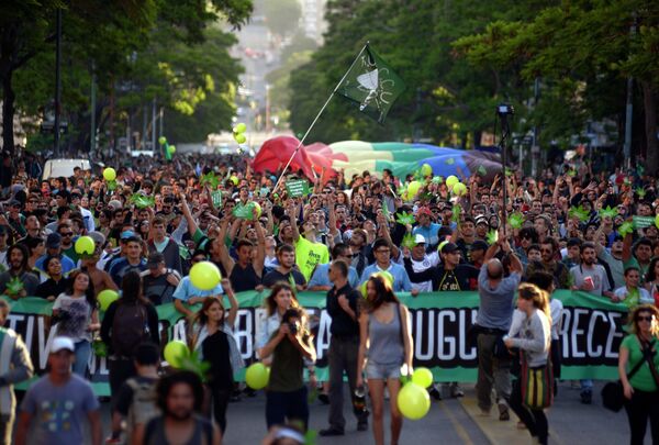 Manifestación en apoyo de la legalización de la marihuana en Montevideo en 2013 - Sputnik Mundo