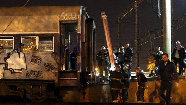 Los bomberos trabajan en lugar de la colisión de un tren de pasajeros en la estación de Temperley - Sputnik Mundo