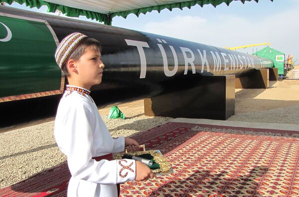 Un niño turkmeno vestido tradicionalmente espera al presidente Gurbangulí Berdimujamédov durante la ceremonia de inauguración de un gasoducto en 2010 - Sputnik Mundo