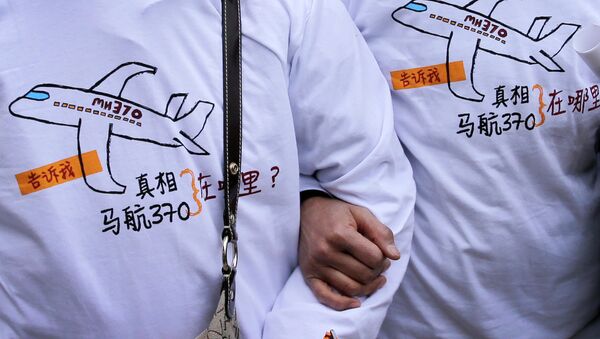 Relatives of passengers on board the Malaysia Airlines Flight 370 that went missing on March 8, 2014 - Sputnik Mundo