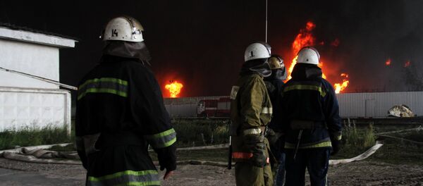 Incendio en un depósito petrolero en Ucrania - Sputnik Mundo