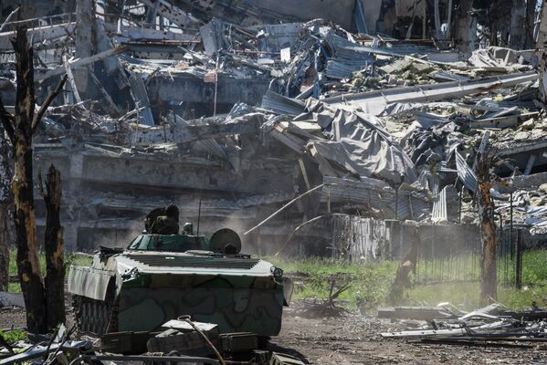 Milicianos en el aeropuerto de Donetsk - Sputnik Mundo