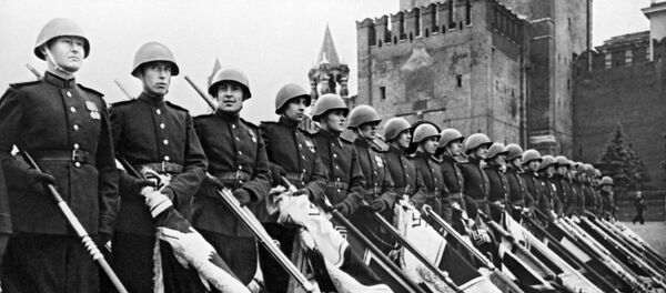 Histórico desfile de la Victoria en la Plaza Roja de Moscú, 1945 - Sputnik Mundo