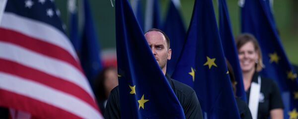 Banderas de la UE y de EEUU Banderas de la UE y de EEUU - Sputnik Mundo