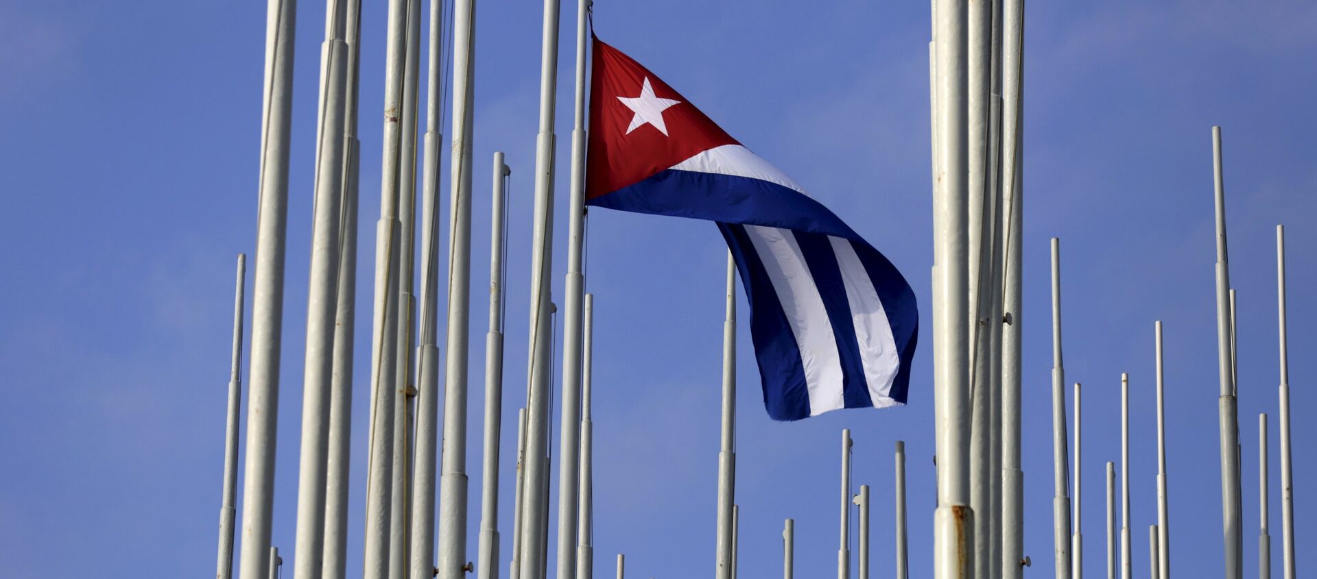 The Cuban flag flies in front of the U.S. Interests Section (background), in Havana May 22, 2015 - Sputnik Mundo, 1920, 23.12.2020