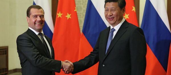 Dmitri Medvédev, primer ministro de Rusia, y Xi Jinping, presidente de China, durante una entrevista en Pekín (Archivo) - Sputnik Mundo