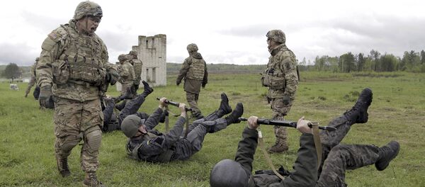 Militar del Ejército de EEUU entrena a soldados ucranianos durante los ejercicios militares conjuntos - Sputnik Mundo