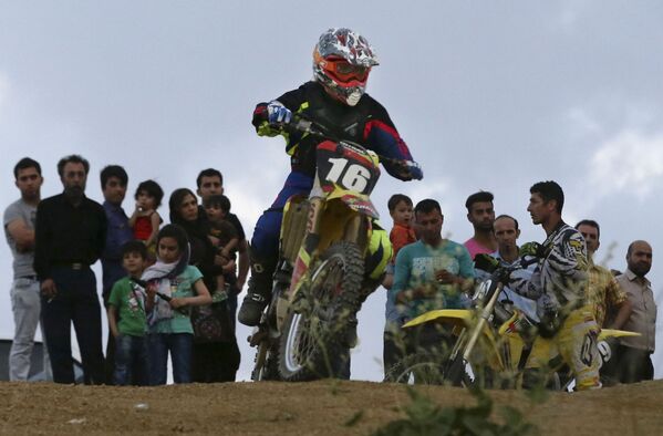 Entrenamiento de la chica iraní que monta la moto - Sputnik Mundo