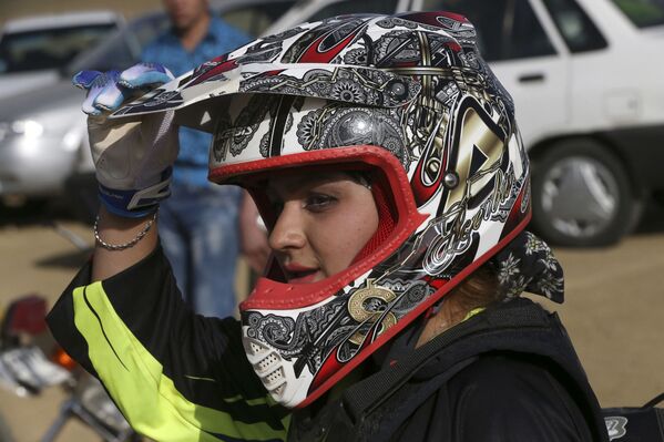 Entrenamiento de la chica iraní que monta la moto - Sputnik Mundo