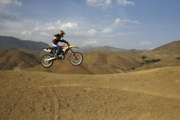 Entrenamiento de la chica iraní que monta la moto - Sputnik Mundo