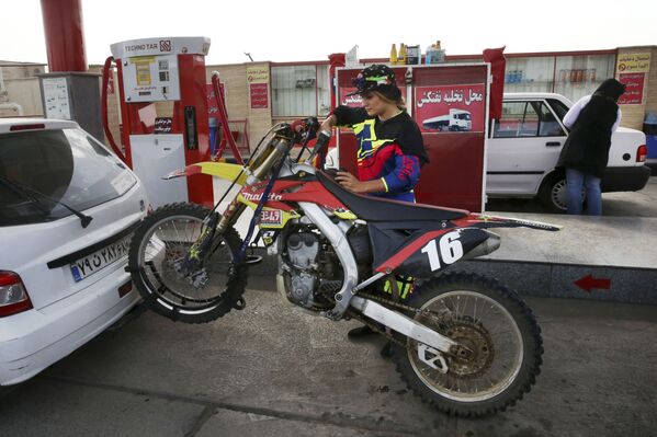 Entrenamiento de la chica iraní que monta la moto - Sputnik Mundo