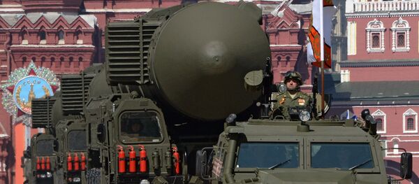 Lanzadera de misiles RS-24 Yars durante el Desfile de la Victoria en la Plaza Roja Lanzadera de misiles RS-24 Yars durante el Desfile de la Victoria en la Plaza Roja - Sputnik Mundo