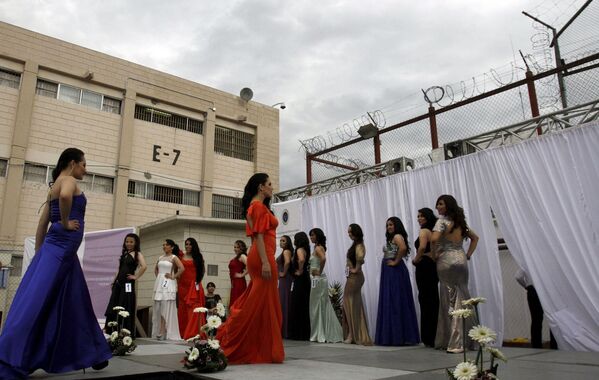 Un concurso de belleza tras los alambres de púa - Sputnik Mundo