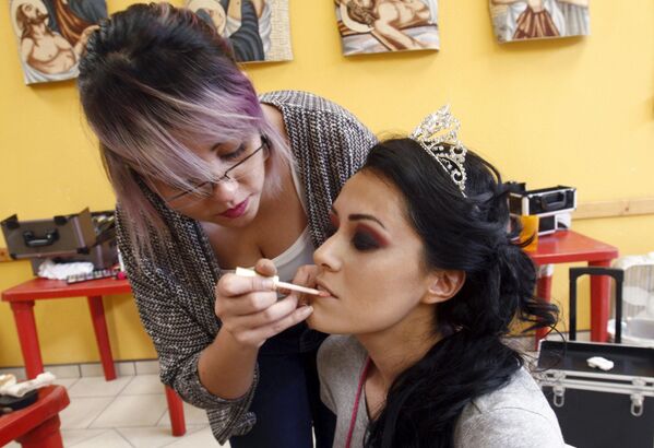 Un concurso de belleza tras los alambres de púa - Sputnik Mundo