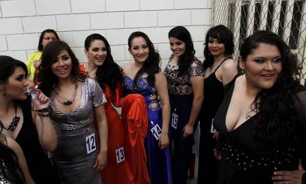 Un concurso de belleza tras los alambres de púa - Sputnik Mundo