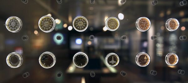 Monedas de diferentes países de eurozona en el Museo del Banco de Grecia en Atenas, el 11 de junio, 2015 - Sputnik Mundo