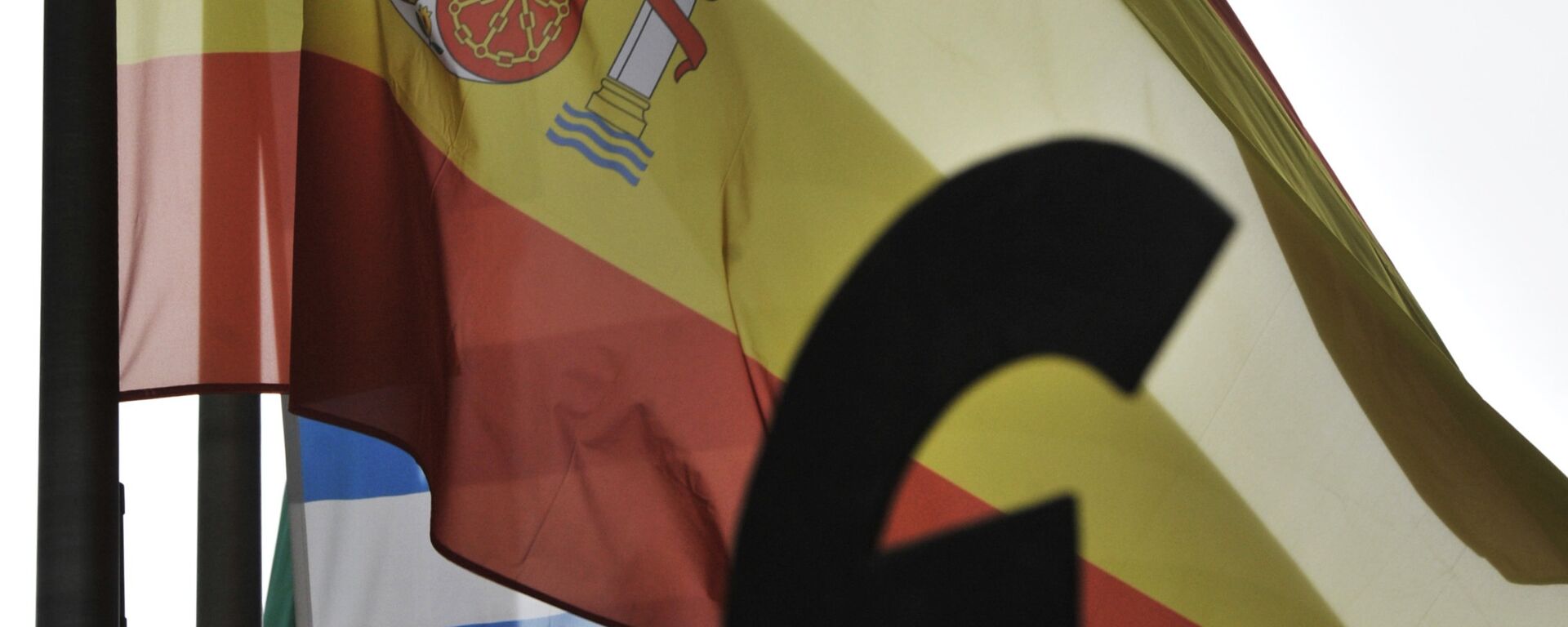 Bandera española y monumento al euro frente al Europarlamento - Sputnik Mundo, 1920, 27.03.2024