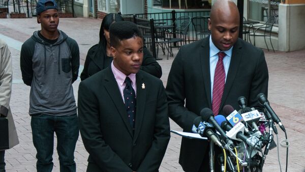 Martese Johnson y su abogado - Sputnik Mundo