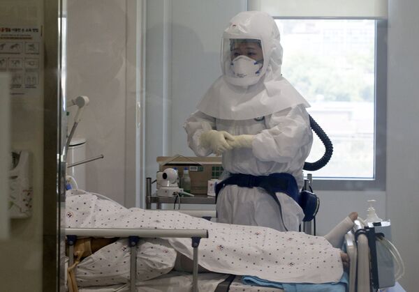 A health care worker in full protective gear checks on a patient who is infected with Middle East Respiratory Syndrome (MERS) inside an isolation ward at Seoul Medical Center in Seoul, South Korea, June 10, 2015 A health care worker in full protective gear checks on a patient who is infected with Middle East Respiratory Syndrome (MERS) inside an isolation ward at Seoul Medical Center in Seoul, South Korea, June 10, 2015 - Sputnik Mundo