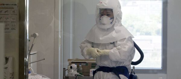 La médica surcoreana comprueba el estado de paciente contagiado de MERS La médica surcoreana comprueba el estado de paciente contagiado de MERS - Sputnik Mundo