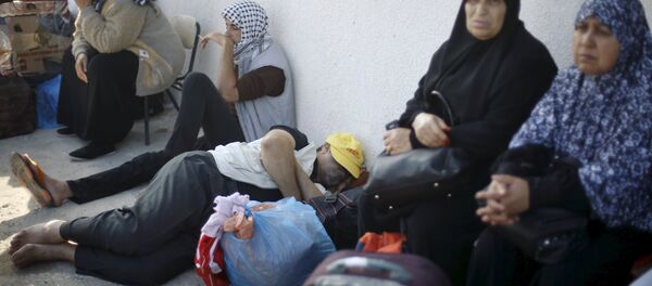 Palestinos esperan permisos de viaje para cruzar a Egipto, en la ciudad fronteriza de Rafah Palestinos esperan permisos de viaje para cruzar a Egipto, en la ciudad fronteriza de Rafah - Sputnik Mundo