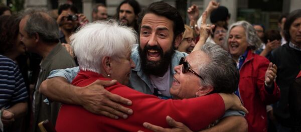 Españoles celebran investiduras de candidaturas ciudadanas de izquierdas - Sputnik Mundo