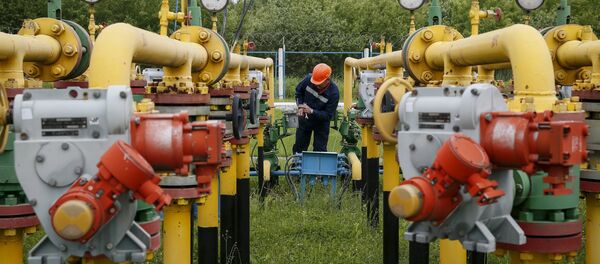 A worker checks equipment at an Dashava underground gas storage facility near Striy, Ukraine May 28, 2015 - Sputnik Mundo