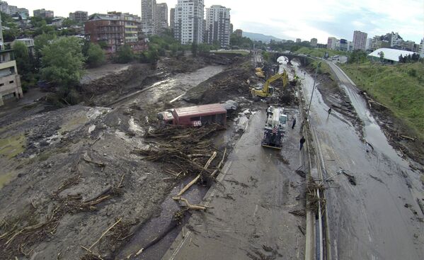 En poder de las aguas: inundaciones en Tbilisi - Sputnik Mundo