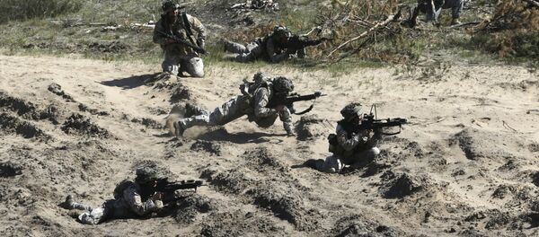 Soldados de la OTAN durante maniobras - Sputnik Mundo