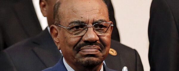 Sudan's President Omar al-Bashir prepares for a group photograph ahead of the African Union summit in Johannesburg June 14, 2015 - Sputnik Mundo
