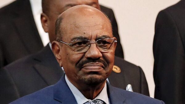 Sudan's President Omar al-Bashir prepares for a group photograph ahead of the African Union summit in Johannesburg June 14, 2015 - Sputnik Mundo