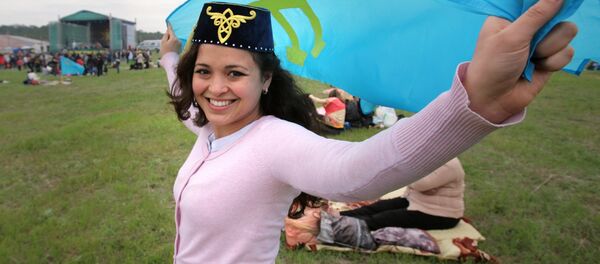 Una tártara de Crimea de celebración - Sputnik Mundo