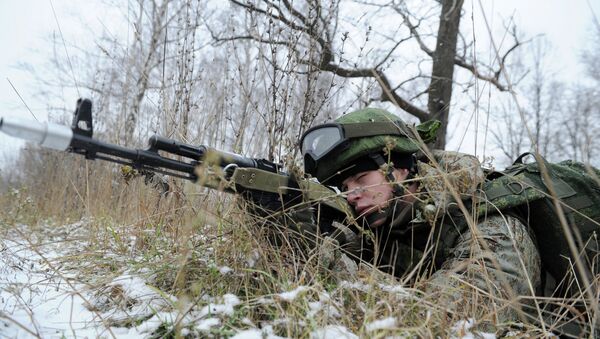 Militar vestido con equipo del soldado del futuro Rátnik - Sputnik Mundo